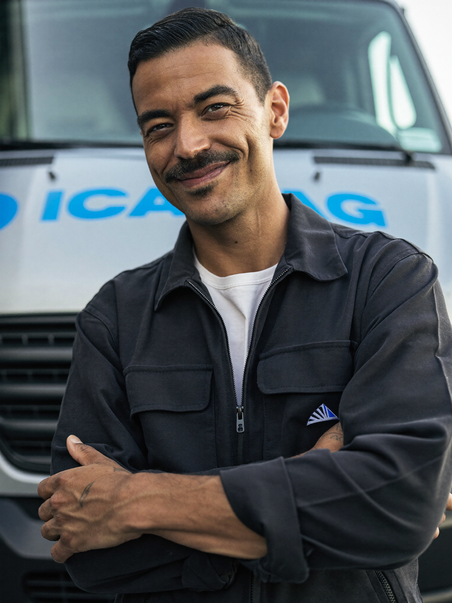 Technicien du génie climatique devant son fourgon